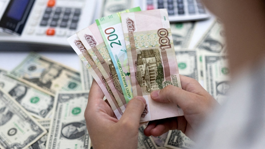 Đồng rúp Nga tăng lên mức cao nhất trong 7 tuần so với USD